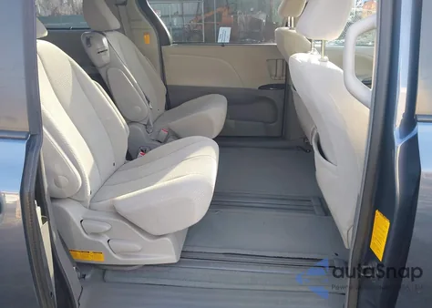 2014 Toyota Sienna Le V6 8 Passenger z USA, uszkodzony, nr VIN 5TDKK3DC1ES410979